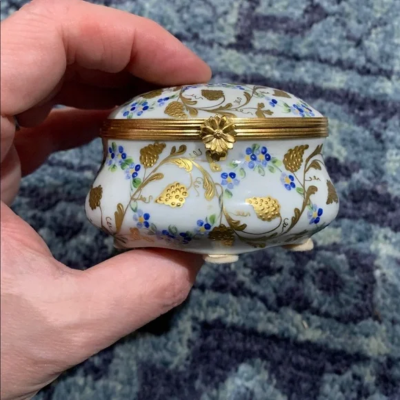 Vintage French Floral Ceramic very ornate Limoges trinket box w hinged lid - Picture 4 of 11